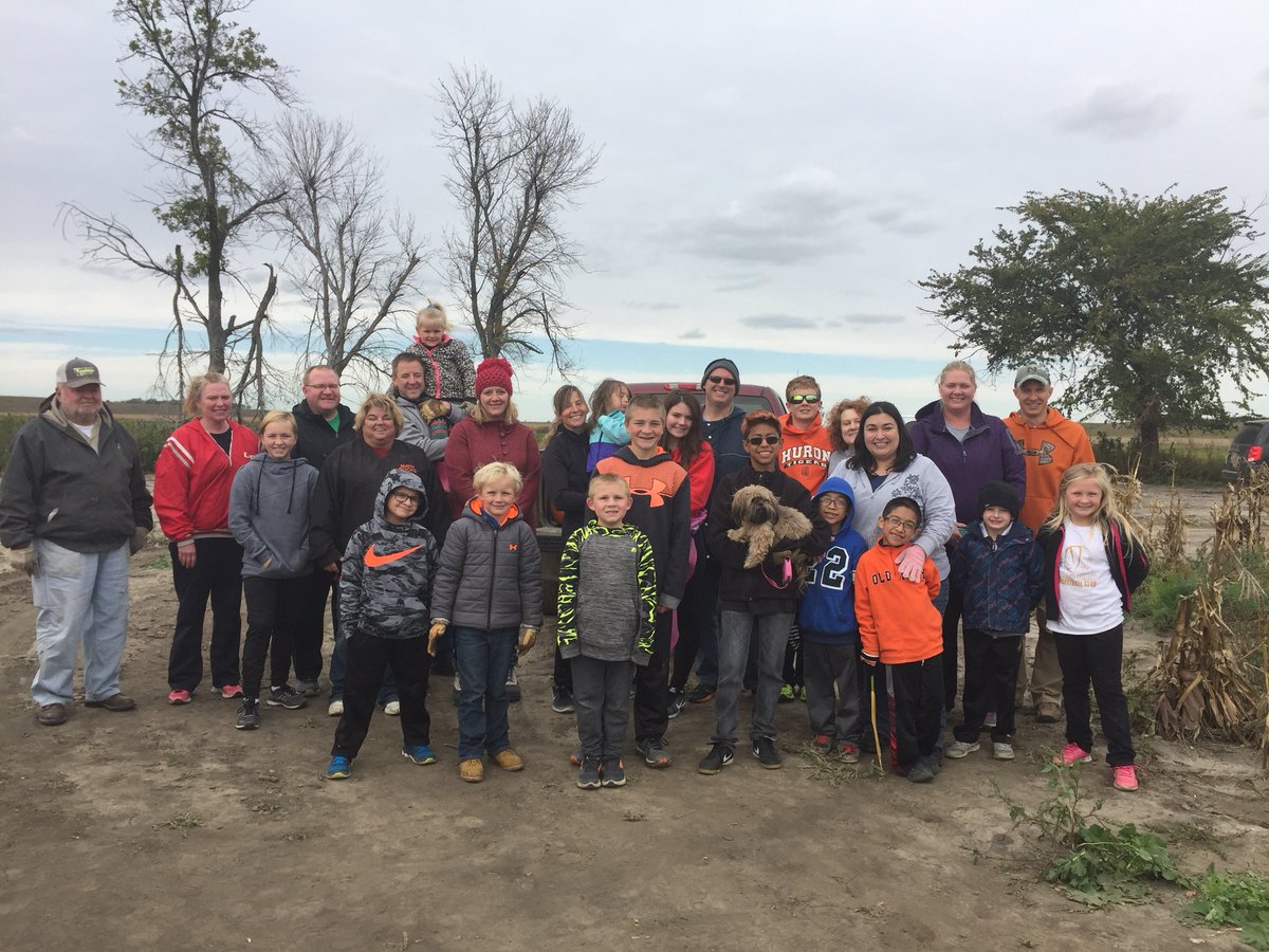 vanyamunce's tweet photo. PUMPKIN PICKING FUN.  THANKS LAURA WILLEMSEN AND FAMILY.  SO KIND AND THOUGHTFUL https://t.co/64AmQ5WMM7