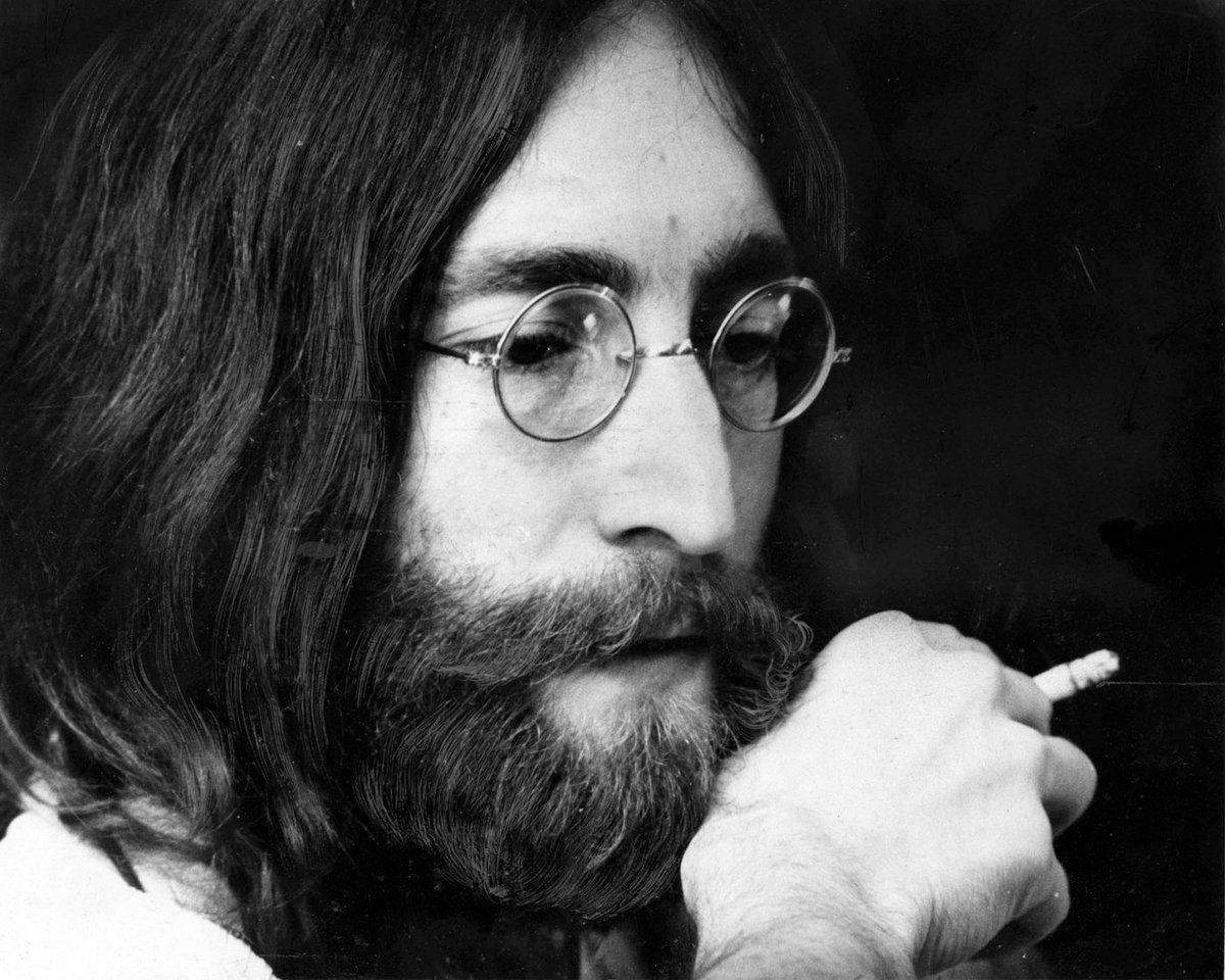 wineux's tweet photo. Un día como hoy nace #JohnLennon . #LetItBe con una copa de #vino #wineux #FelizLunes https://t.co/aRd28th6v9