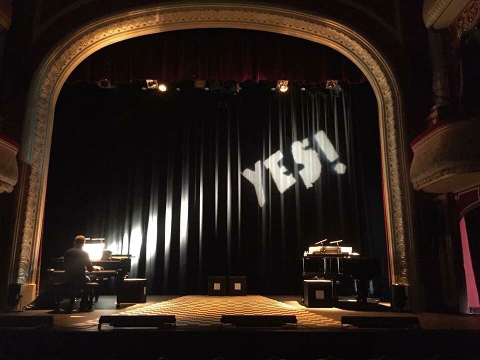 YES! sera au <a href="/theatretrevise/">Théâtre Trévise</a> ce mercredi 11 octobre à 20h!
Et il reste quelques places... ;-)
#ComedieMusicale #Annees20 #bonheur #cadeau