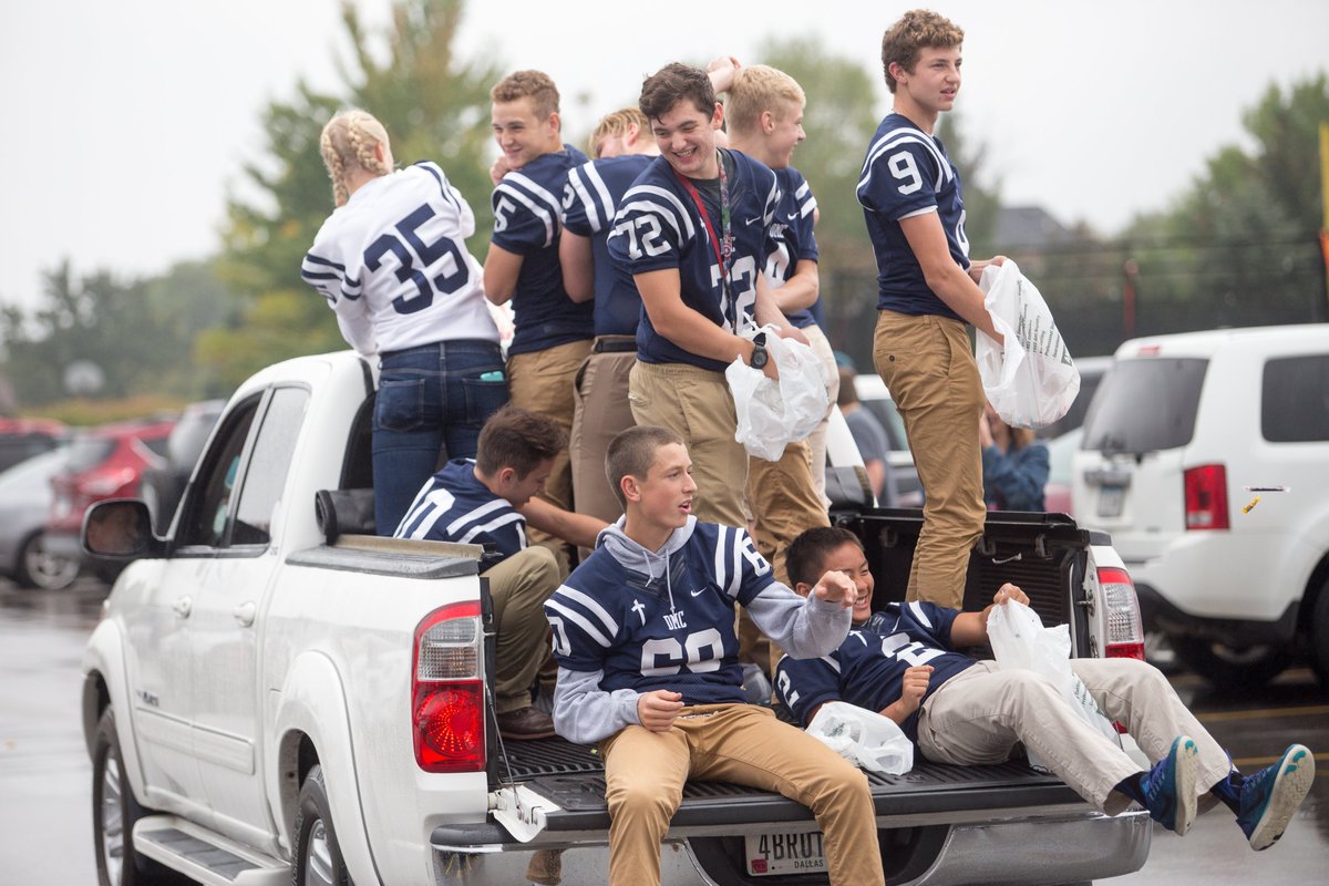 DMCAthletics's tweet photo. 2017 DMC homecoming parade.
#dmchoco17 https://t.co/8cvBDcLyRa