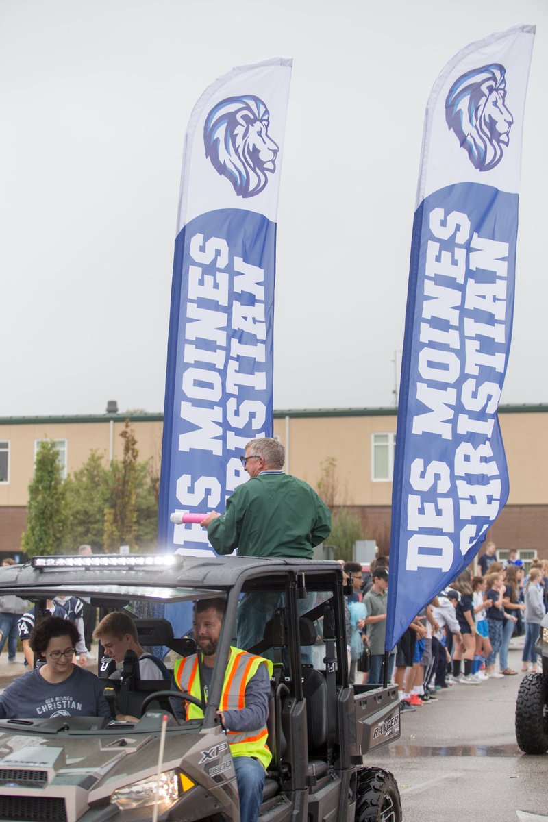 DMCAthletics's tweet photo. 2017 DMC homecoming parade.
#dmchoco17 https://t.co/8cvBDcLyRa