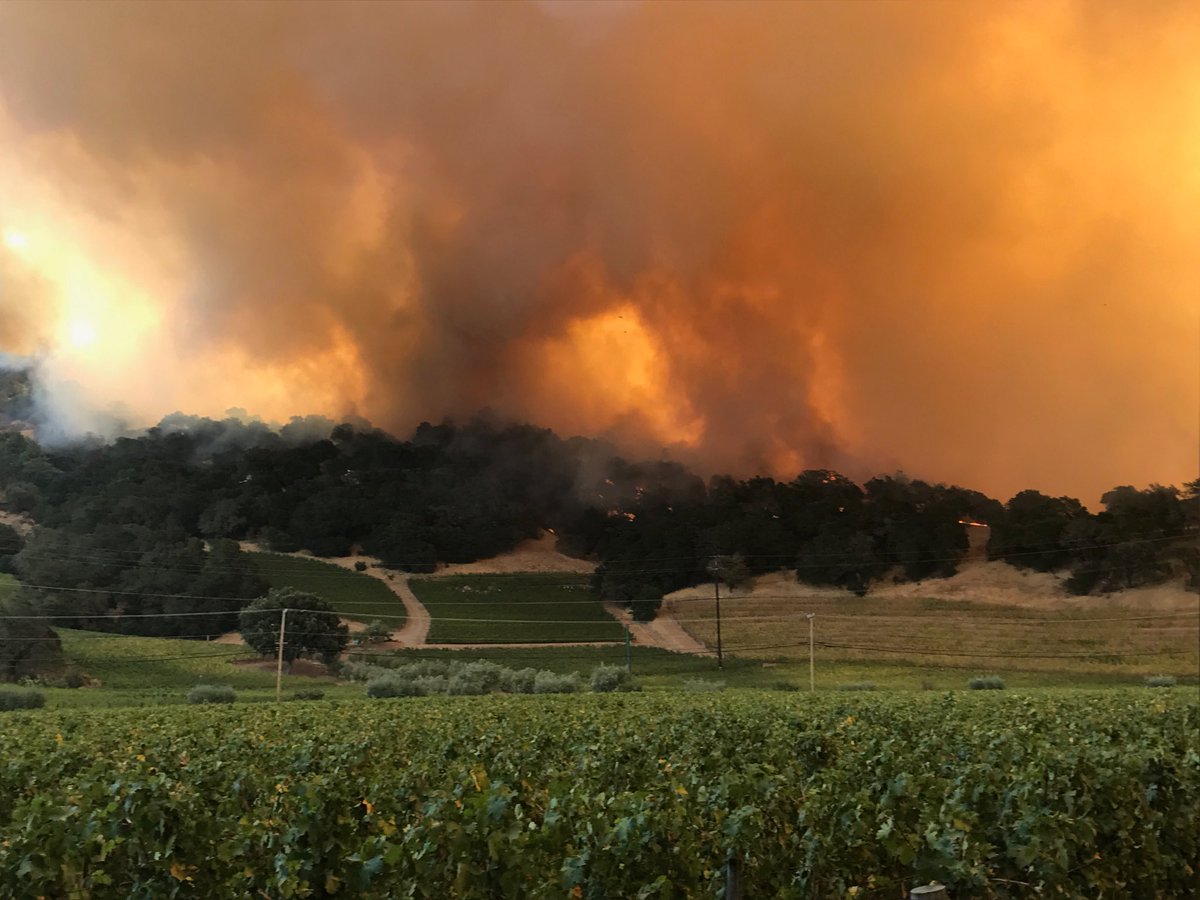 CarolReber's tweet photo. Devastating #Napafire pic taken at Yville Cross &amp; Silverado facing Poetry Inn &amp; Sinsky. #prayforrain https://t.co/va8VFCOlgX