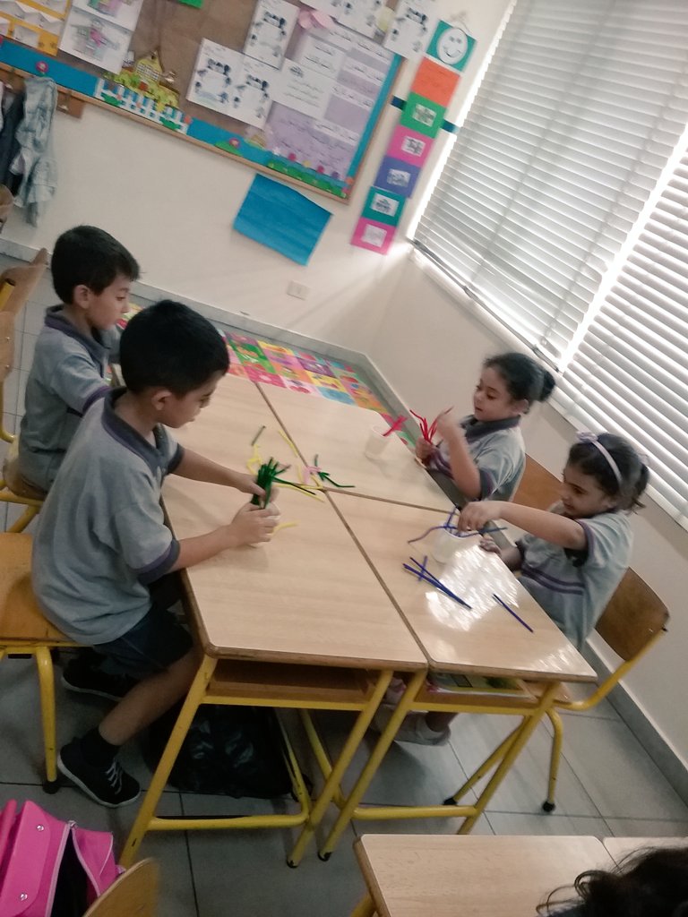 JaafilRola's tweet photo. Math : The only subject that counts π #numbers11-15 #groupworkgrade1 @DawhaHighSchool https://t.co/xpVDYVwGWh