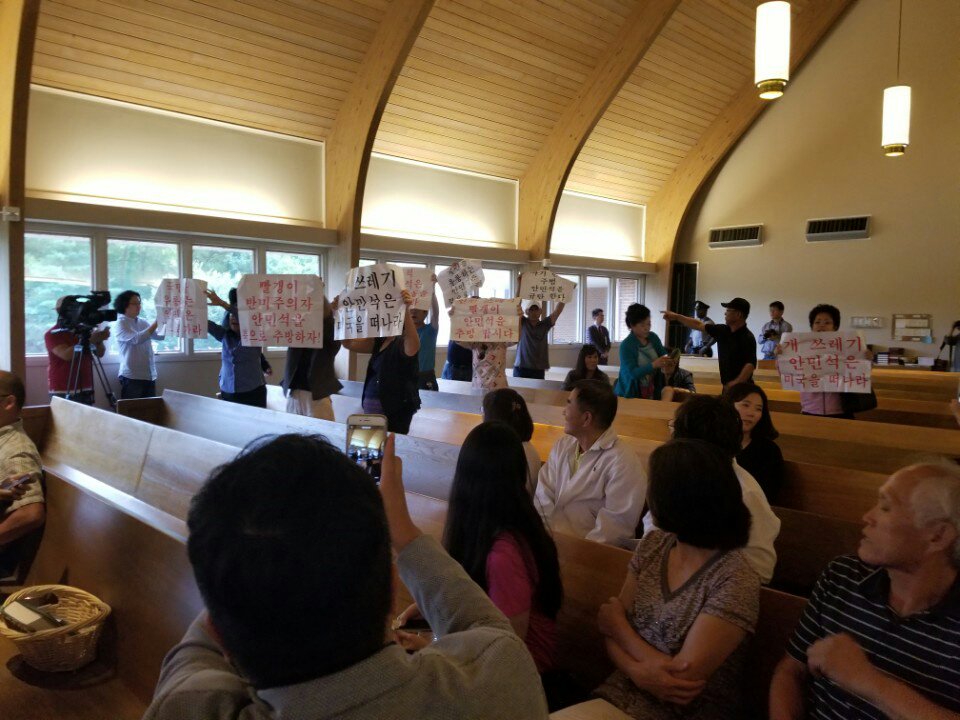 남에 행사에서 깽판치고 
유튜브에 개망신이라고 광고하는데
누가 "개망신"인지 구분도 못하는 박사모들!

행사 방해죄로 고발할 때 증거로 쓰라고
오늘 밤에 풀영상 올린다네~

땡큐~ 
박사모
니들이 그럴때 마다 안민석 의원은 의인으로 거듭나는거야~