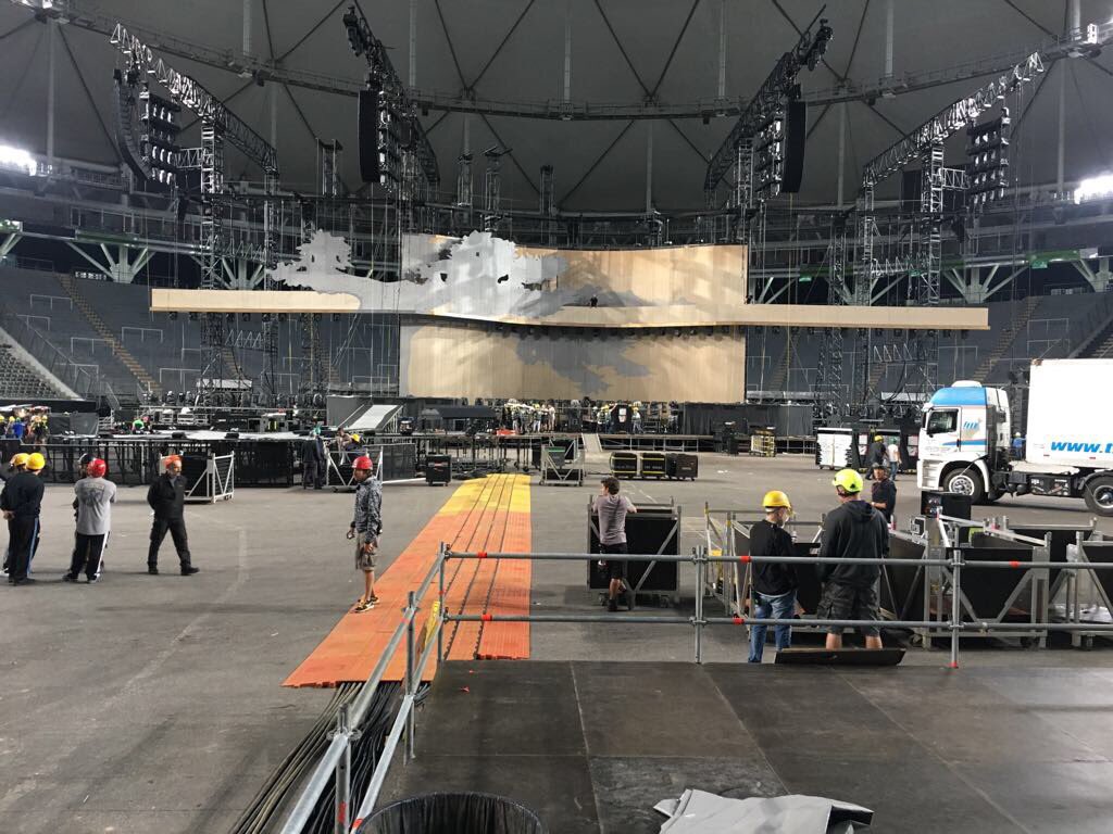 GrinbankDaniel's tweet photo. La Plata se esta montando la pantalla, sonido y luces. Gran despliegue ora la produccion más importante q se vio en la Argentina https://t.co/6Y1mzxIHtJ