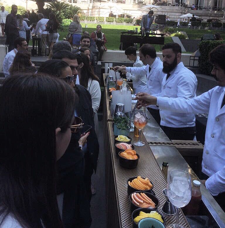 Todos listos para otra semana movida 🍹😎🚌  

#hayequipo #tragosricos #bienservidos  🍾