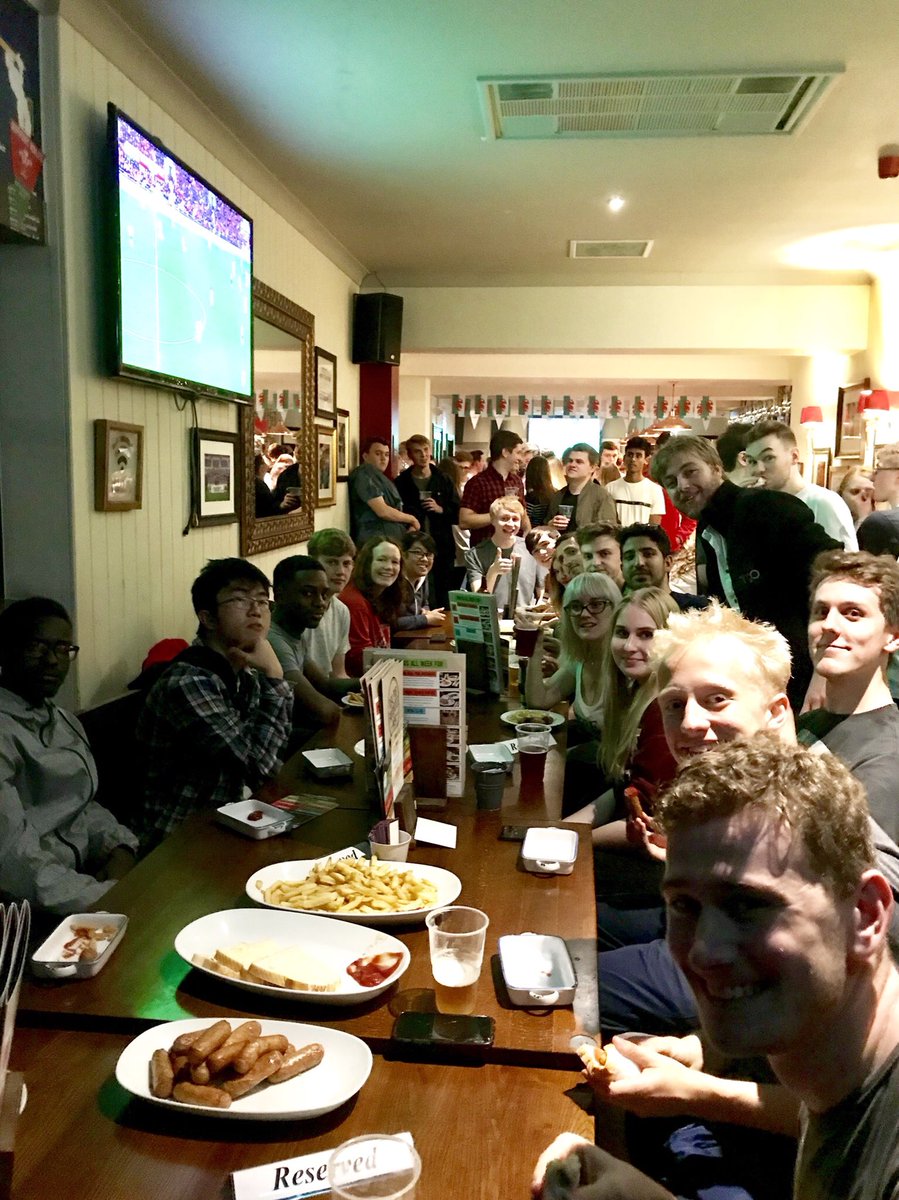 CUFencing's tweet photo. 🍻 #fencingfriends #pubfriends #footballfriends #healthyfood @BlackweirTavern #WalesvIreland https://t.co/kzsniQh2br