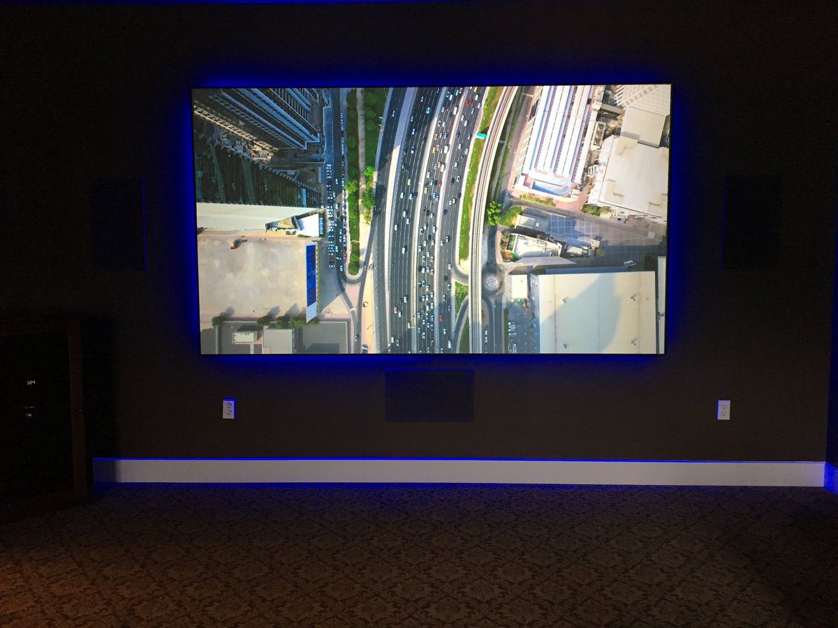 LiveWireDesigns's tweet photo. Window lit 1st floor 4K theater #QualityScreen #ZeroGlare #AVTweeps @SIScreens @SonyElectronics https://t.co/7kXp2OGzDt