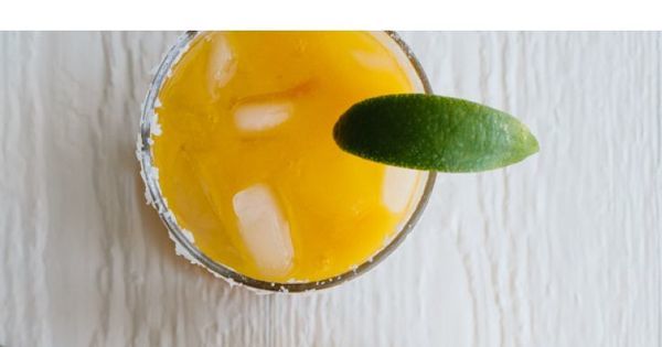 ElConsueloTQ's tweet photo. This mango margarita on the rocks uses all fresh ingredients (and has no added sugar). It's the perfect fruity coc… https://t.co/G58Dk9kFSp https://t.co/knwmfw5ZcG