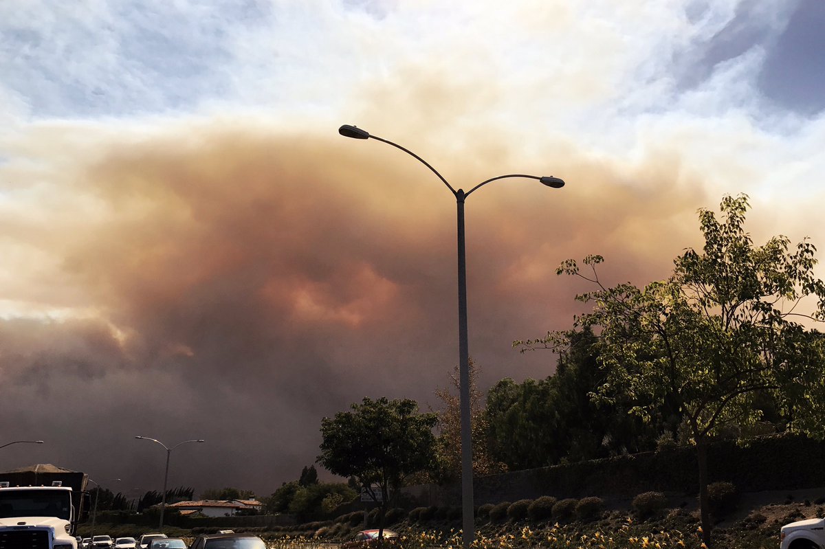 hannahjoy535's tweet photo. The sky is turning orange... 🙏🏻for those evacuated!!!  #canyonfire2 #anaheimfire #abc7eyewitnessnews https://t.co/yCs0dAF4lT