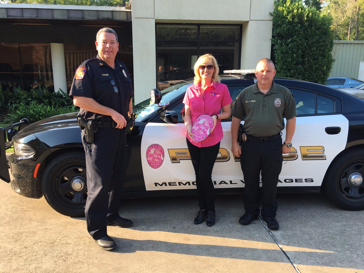 Magnetic pink badges for #BreastCancerAwarenessMonth! OSD President <a href="/kellysdecals/">Kelly@OnSiteDecals</a> helping out <a href="/MVPDTX/">Memorial Villages PD</a>