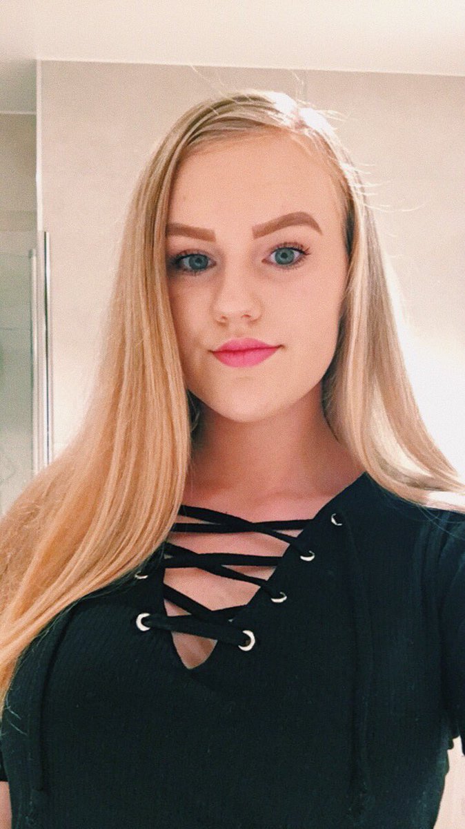 steenehh's tweet photo. Fave day of the week is here💓

#TuesdaySelfie 
Stay positive! :))

{ @EthanDolan @GraysonDolan } https://t.co/yl8X4a4DL5