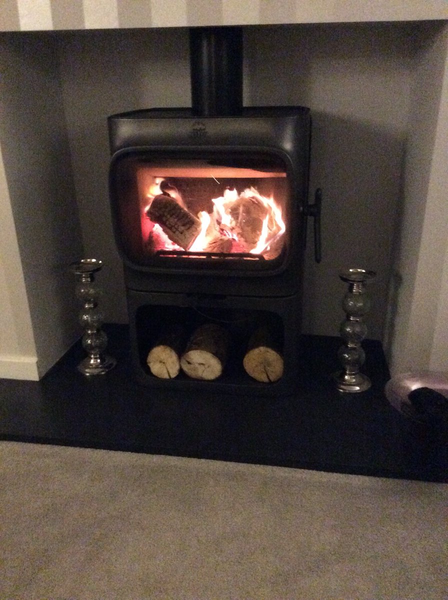 LileyHPS's tweet photo. The big fire’s on @Jotul_UK #305B https://t.co/CZxrKk3oaT