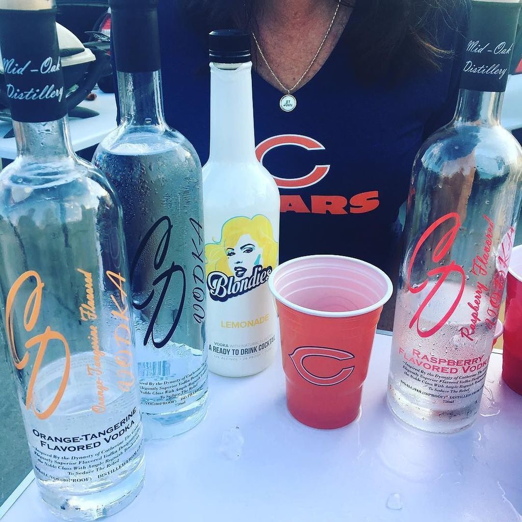 MidOak_Distill's tweet photo. Wouldn't be a tailgate without my blondies and CD VODKA...da bears!  #chicago #chicagobears #football #vodka#fun #… https://t.co/ptHlPvbJzO https://t.co/Wf7IylDUGd
