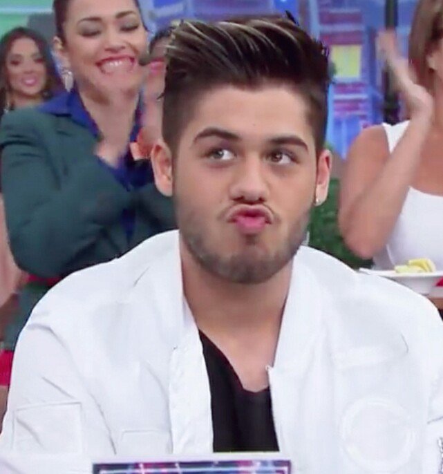 amoras2115's tweet photo. Oi!
#MPN #OErradoSouEuClipe https://t.co/twou4d85cJ