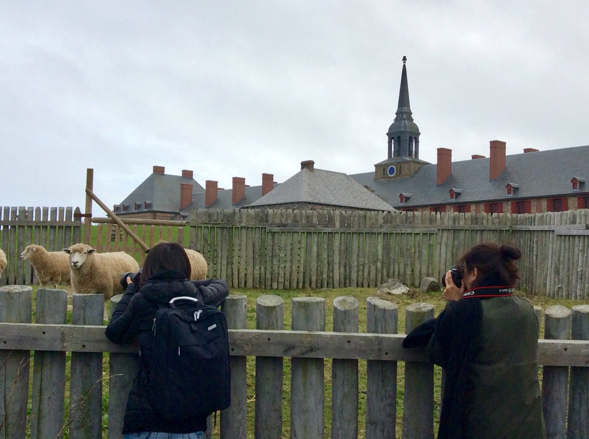 TourismCB's tweet photo. International travel media enjoying @ParksCanada_NS #FortressOfLouisbourg and the tasty @fortressrum program as they #ExploreDC #GoMedia2017 https://t.co/vHxonNbOZs