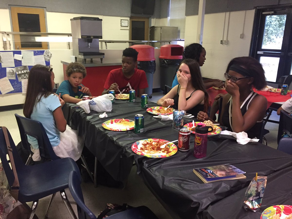 LindaBKroger's tweet photo. First @GMSfalcon Cross Country team and family dinner to help our runners carbo-load before Wednesday's meet! #falconsrun #middleschoolcc https://t.co/wexayquAic