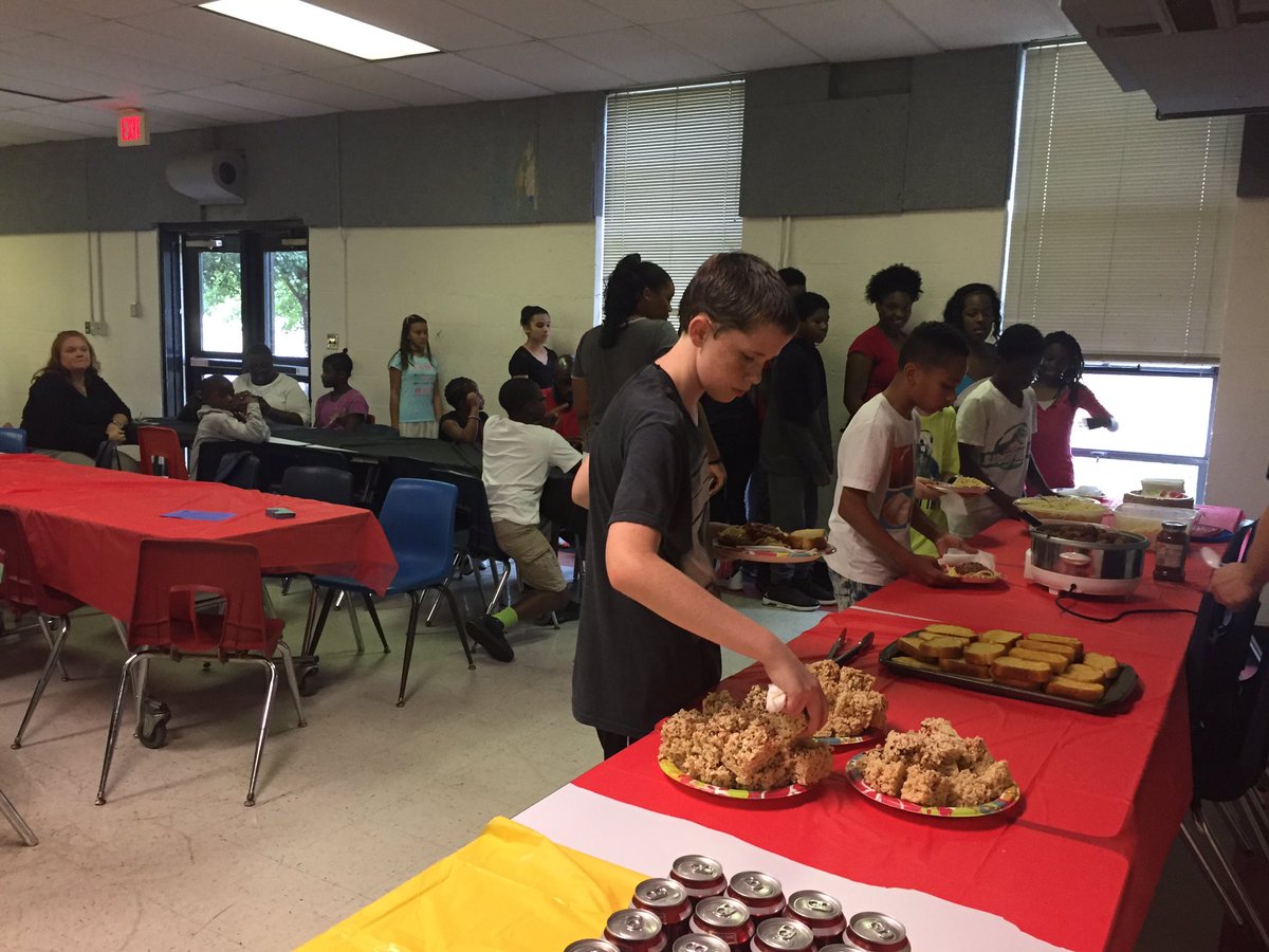 LindaBKroger's tweet photo. First @GMSfalcon Cross Country team and family dinner to help our runners carbo-load before Wednesday's meet! #falconsrun #middleschoolcc https://t.co/wexayquAic