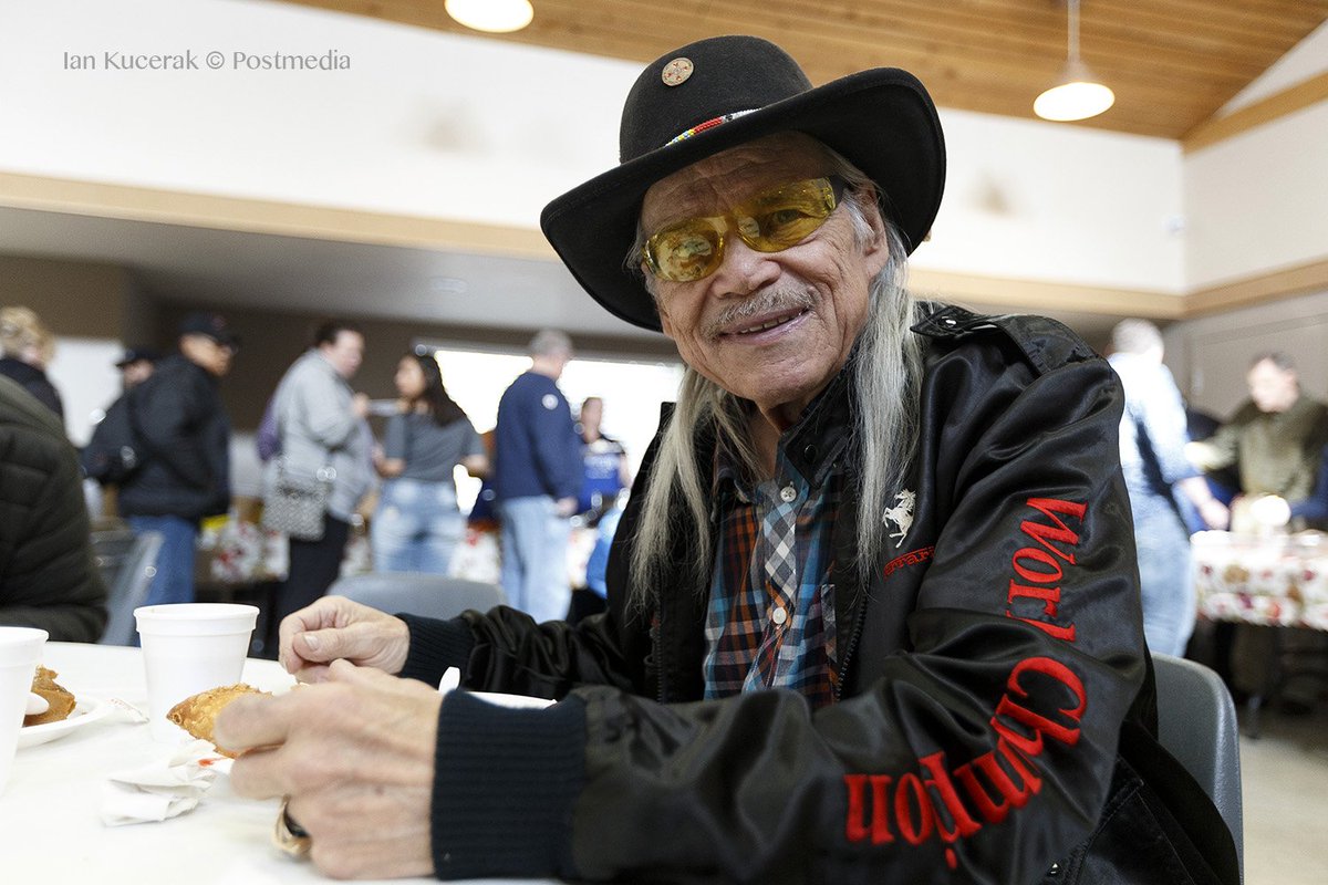 eyekaye's tweet photo. Volunteers pitch in to serve the Annual Community #Thanksgiving Luncheon at Leefield Community League hall in #Yeg. #charity #helpinghands https://t.co/soT8bMrMCR