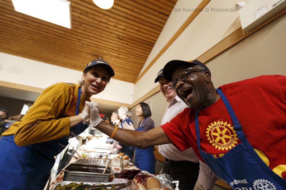 eyekaye's tweet photo. Volunteers pitch in to serve the Annual Community #Thanksgiving Luncheon at Leefield Community League hall in #Yeg. #charity #helpinghands https://t.co/soT8bMrMCR