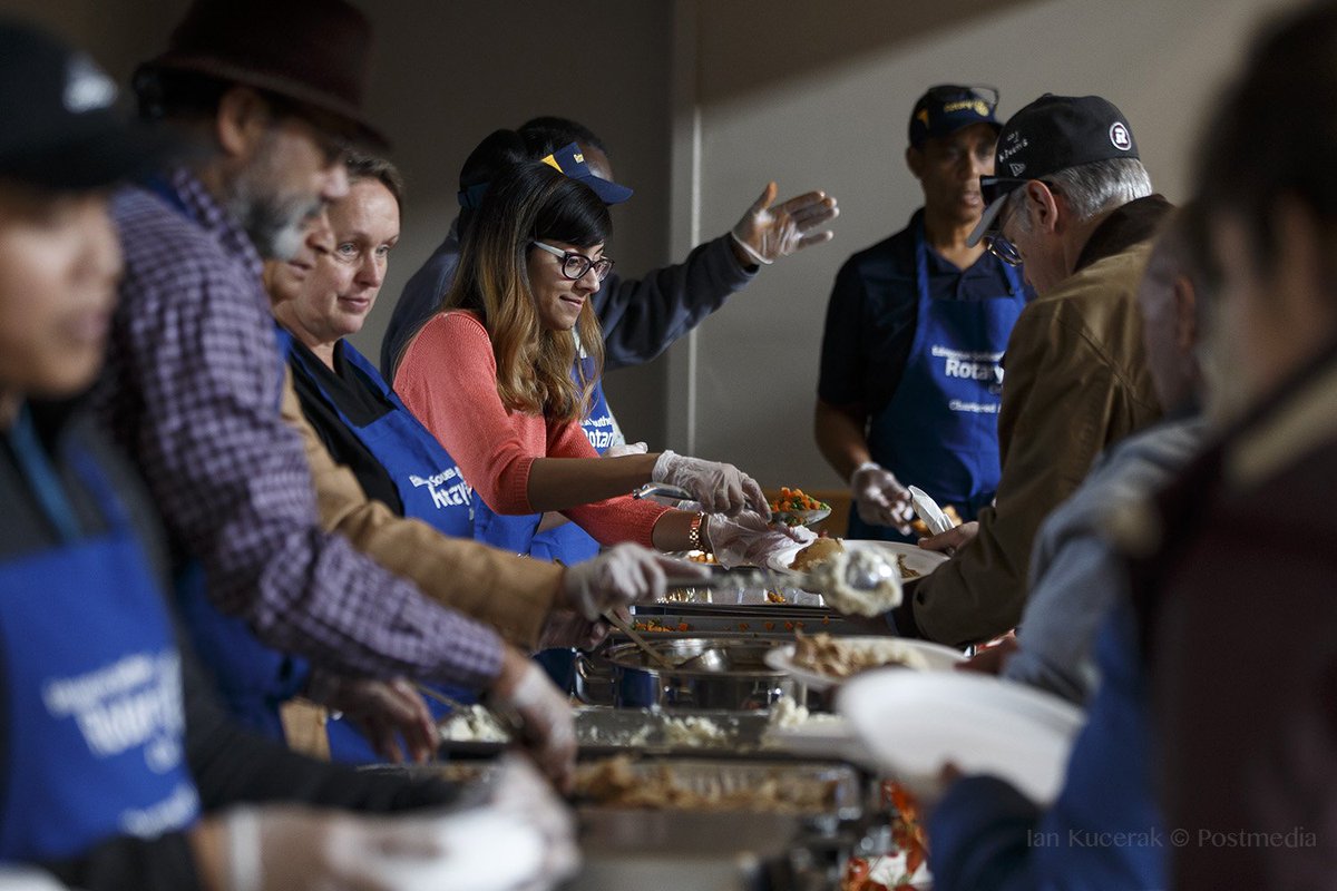 eyekaye's tweet photo. Volunteers pitch in to serve the Annual Community #Thanksgiving Luncheon at Leefield Community League hall in #Yeg. #charity #helpinghands https://t.co/soT8bMrMCR