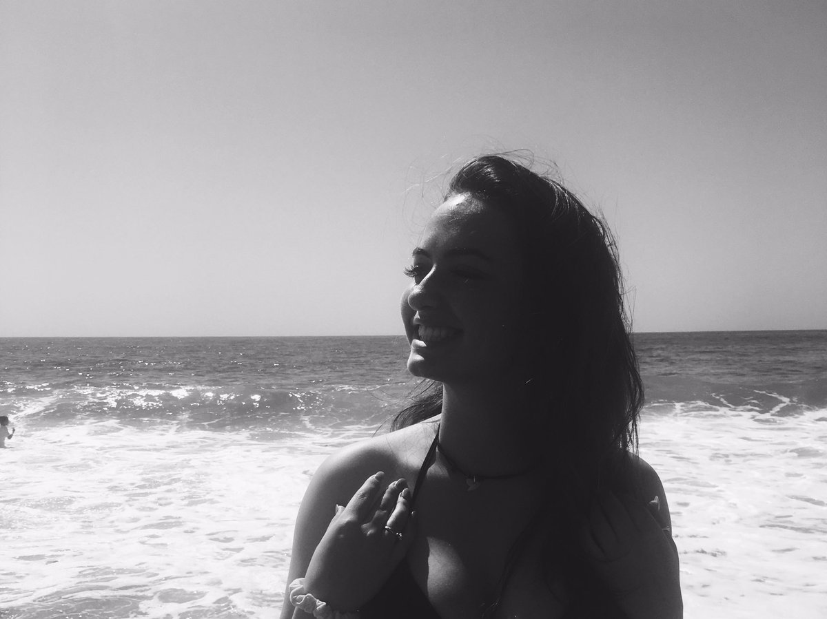 sophboph_'s tweet photo. happy day at the beach https://t.co/zE6tvK2XKP