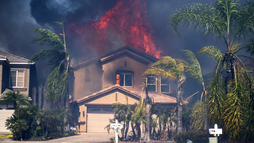 latimes's tweet photo. More than 5,000 homes evacuated as O.C. fire grows to 6,000 acres, destroying 24 structures https://t.co/9oTKa6MRS9 https://t.co/qH8Vw0QrDz