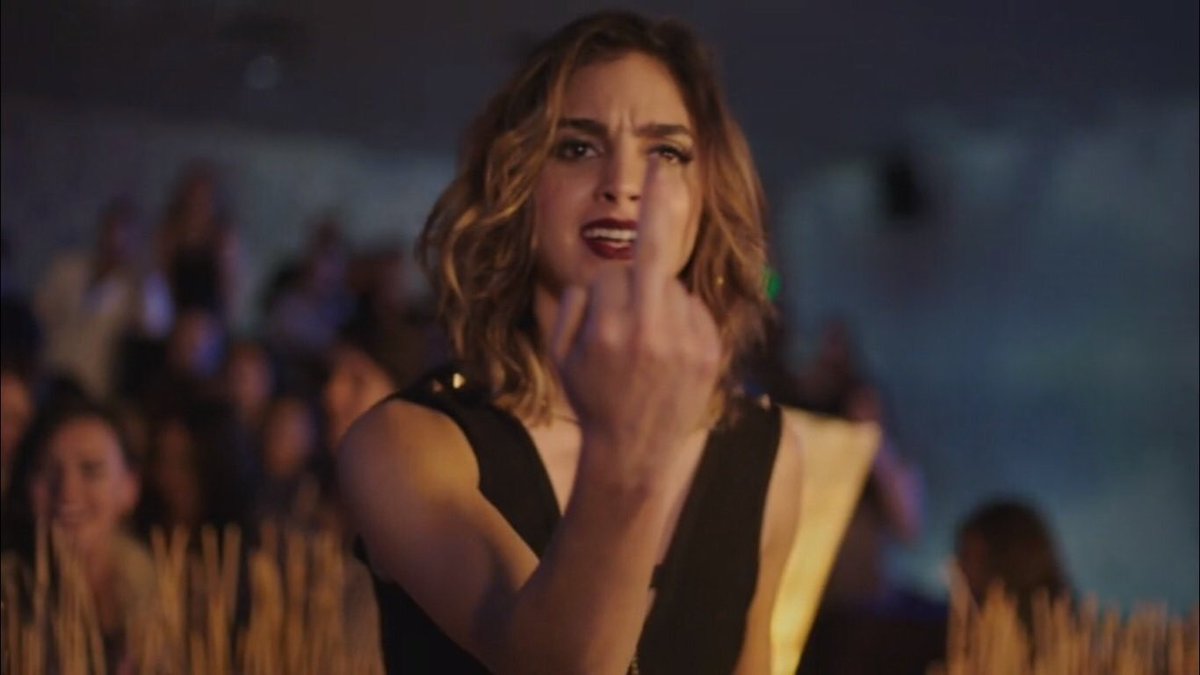 Javisness's tweet image. Cuando para ti es perfecta aunque este bien pinche loca.