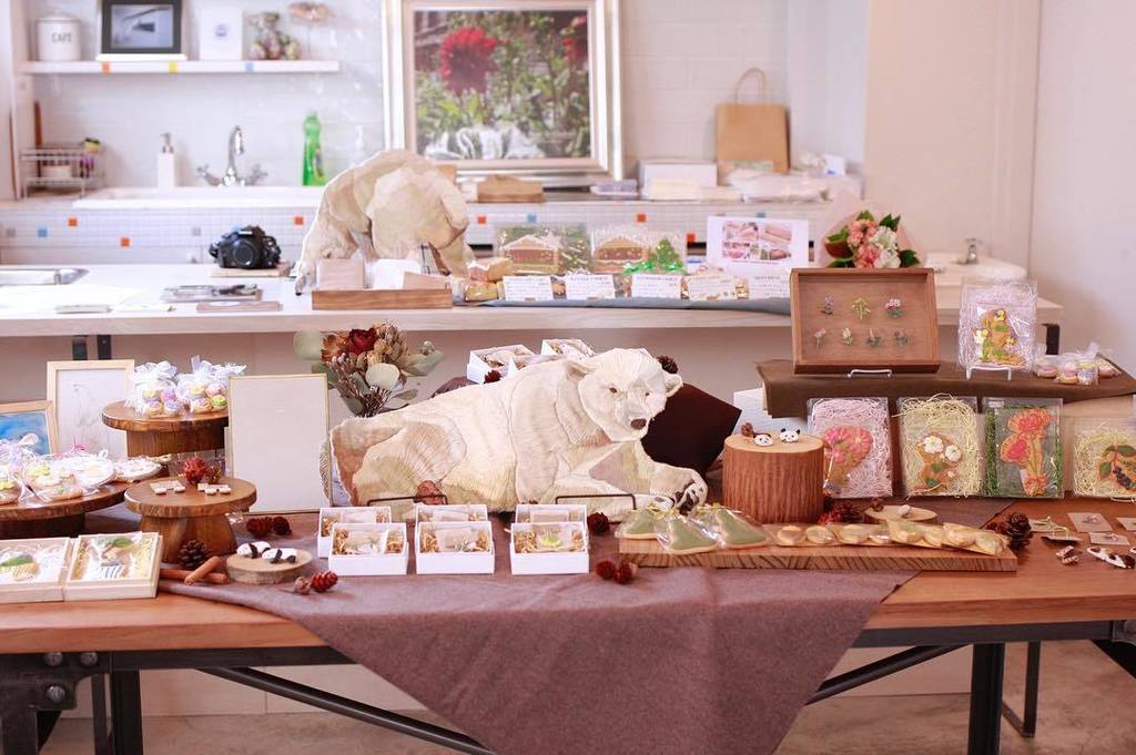 cookieartparty's tweet image. おはようございます☀

昨日は嬉しいことにたくさんの方にお越しいただき賑わっておりました✨
わざわざ足を運んでいただき、ありがとうございました！
2日目も素敵な刺繍、美味しいお菓子とともにお待ちしております🐻🍪 #cookiea… ift.tt/2yckYnK