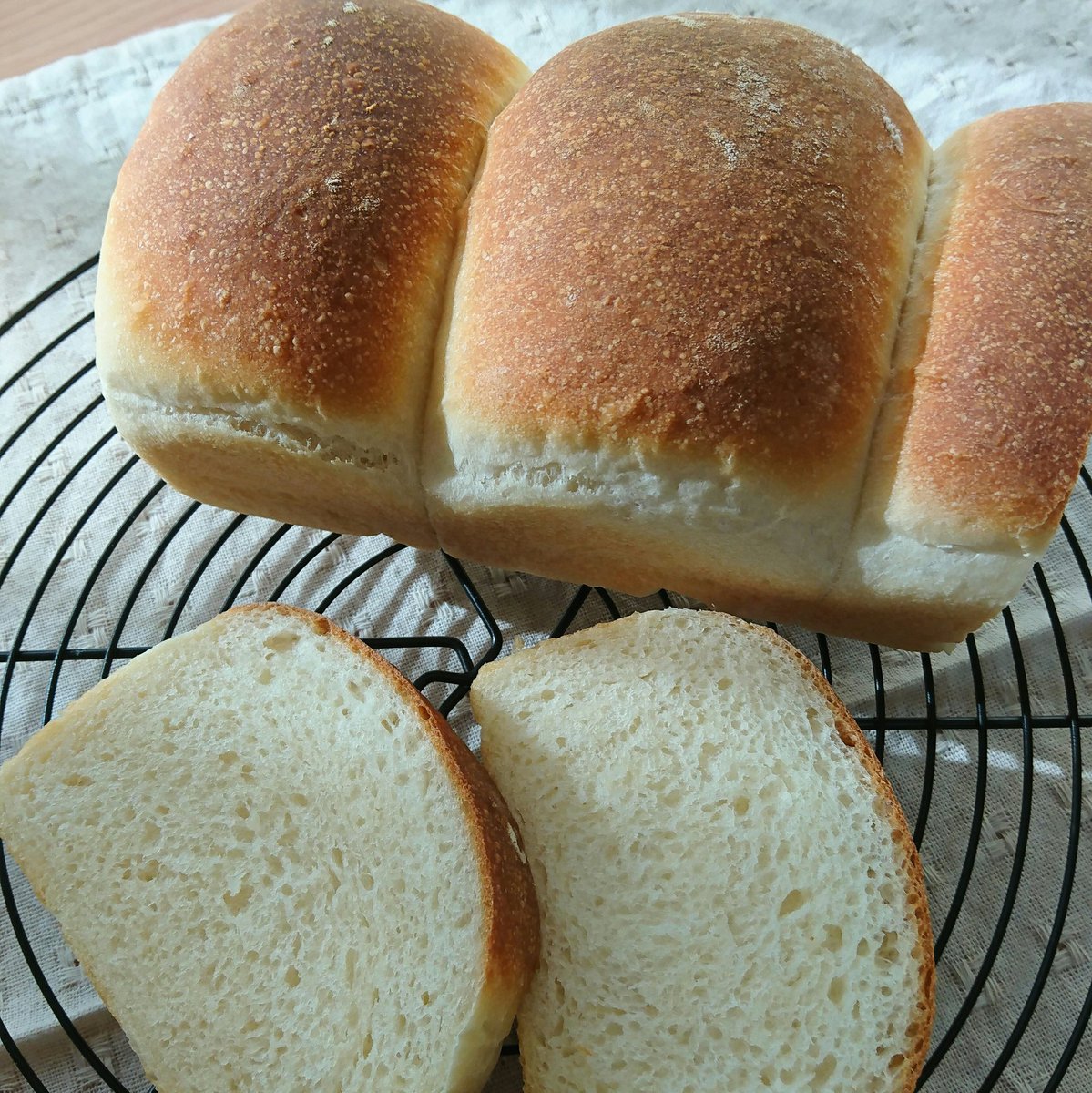 たこりん 昨日買ってもらったストウブケーキ ブレッドパンで 早速パンを焼いてみました 自家製酵母で食パン ストウブ鍋と同じ素材で出来てるので 熱伝導がいいです レシピの約10分前に焼き上がりました すぐに食べてみましたが 今までの型のより