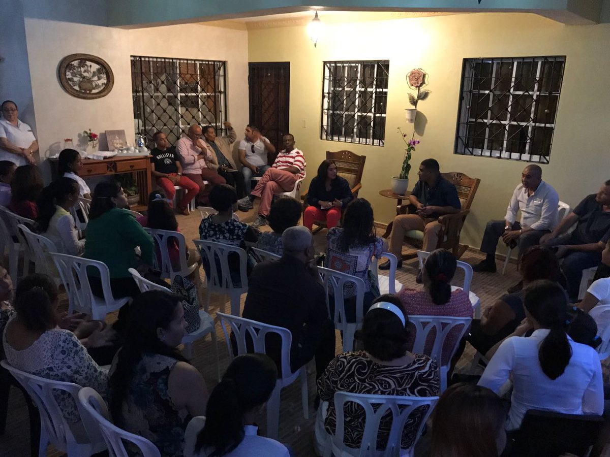 AlcaldiaHiguey's tweet photo. La Alcaldesa @karen_aristy , sostuvo un encuentro  en la noche de hoy  con la Junta de Vecinos  del sector Luisa Perla 2

#AlcaldíaHigüey https://t.co/DsYuOzlhl7