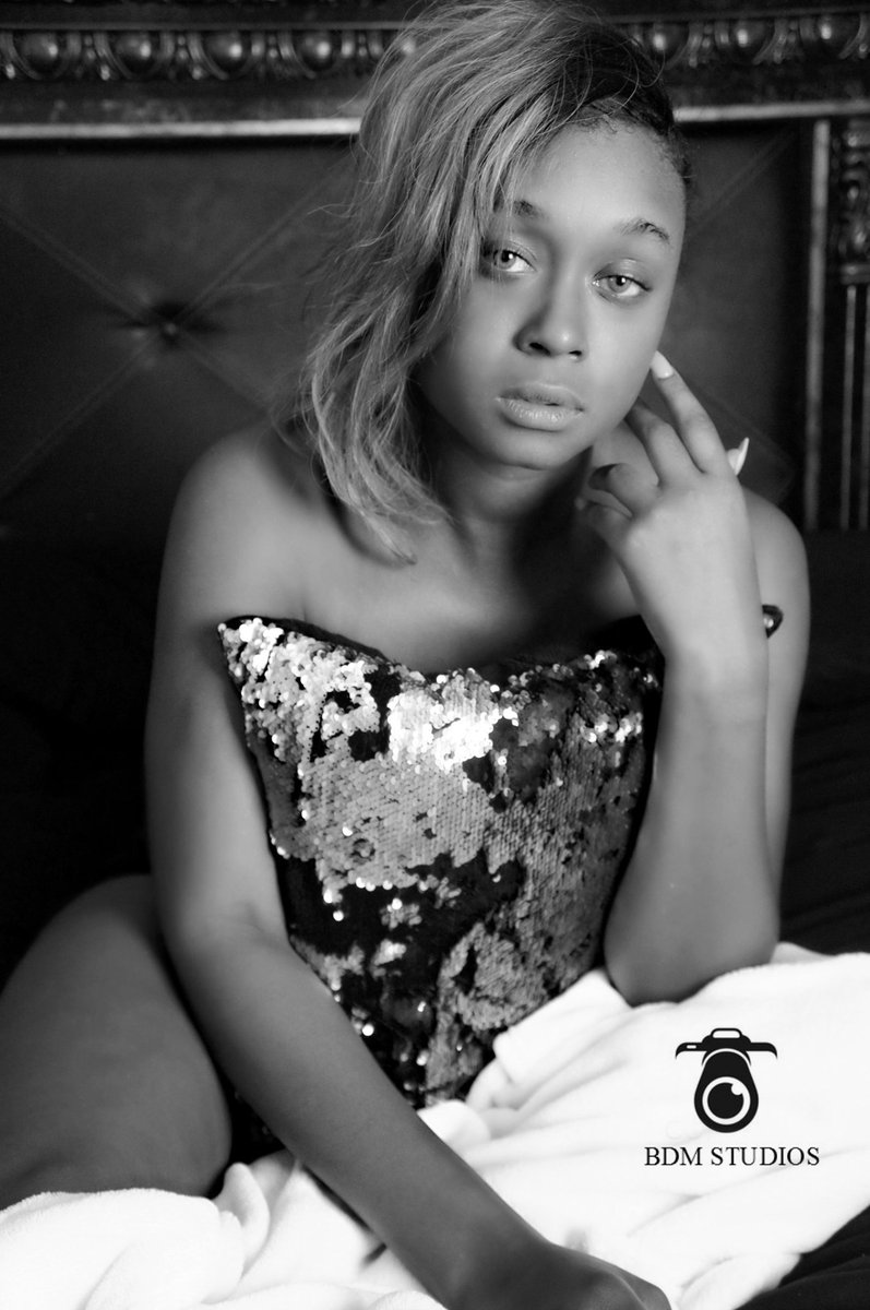 LolaBatte's tweet photo. Pillow talk https://t.co/O2T9P6Vu3f