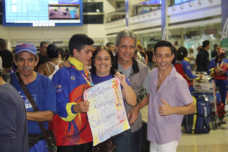 IAIM_VE's tweet photo. Nuestra selección es recibida en @SVMI con alegría y orgullo. ¡Bravo muchachos! #GeneraciónDeOro #Santiago2017 ¡Viva Venezuela! https://t.co/ZPNgvYIA3g