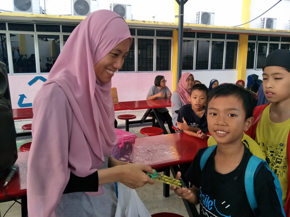 sukarelawanUM's tweet photo. Jom Bekpes 2017 @HishammuddinH2O
#jombekpes
#iojthetouch
#institutonnjaafar
#SEKRUM #IOJ https://t.co/H5jQlKYAb8