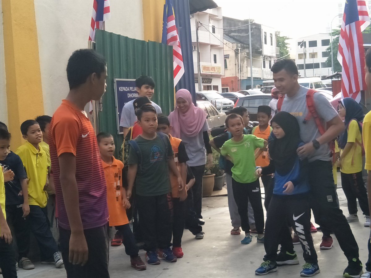 sukarelawanUM's tweet photo. Jom Bekpes 2017 @HishammuddinH2O
#jombekpes
#iojthetouch
#institutonnjaafar
#SEKRUM #IOJ https://t.co/H5jQlKYAb8