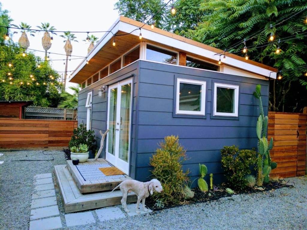 The backyard bungalow modernshedblog.com/2017/10/09/the…