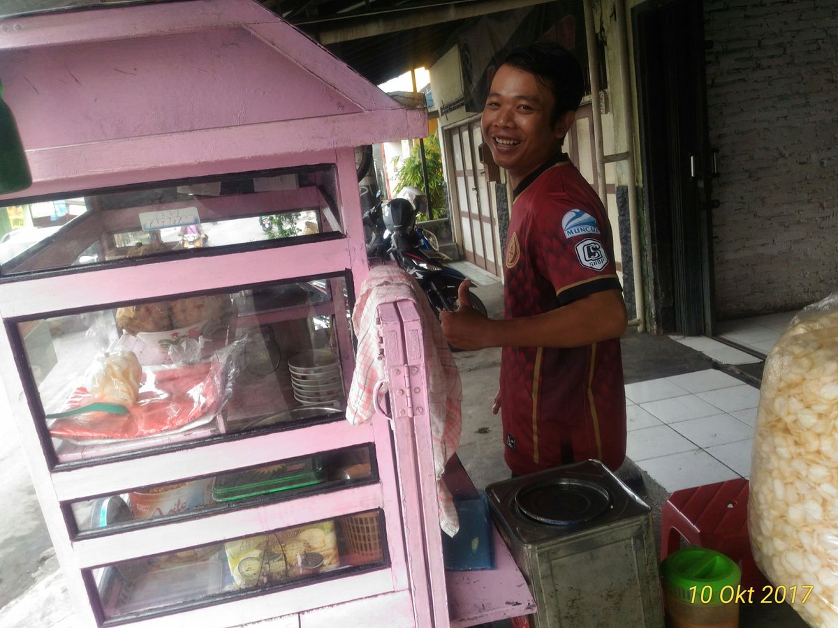 vanderwijck1976's tweet photo. Salut sama mas2se ini asli Pemalang Jawah Tengah, dukung @PSSleman ,monggo dilarisi Kethoprak e, lokasi depan Indomaret Patran Jl. Godean. 😁 https://t.co/eGqysIAI9u
