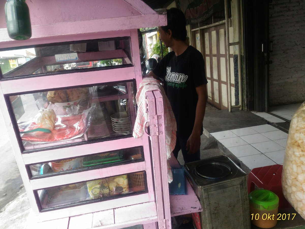 vanderwijck1976's tweet photo. Salut sama mas2se ini asli Pemalang Jawah Tengah, dukung @PSSleman ,monggo dilarisi Kethoprak e, lokasi depan Indomaret Patran Jl. Godean. 😁 https://t.co/eGqysIAI9u