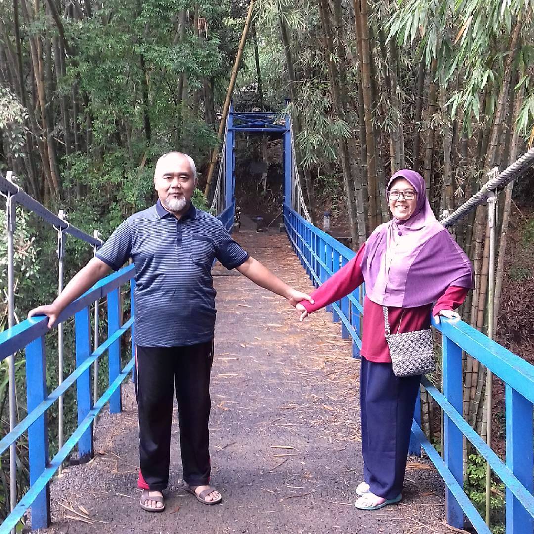 NgudiTjahjono's tweet photo. Jembatan gantung yang melintasi Sungai #Brantas di #Tlogomas kota #Malang. Bersama isteri tercinta, Sifatul Uliyah. https://t.co/Y6LURKeEBx