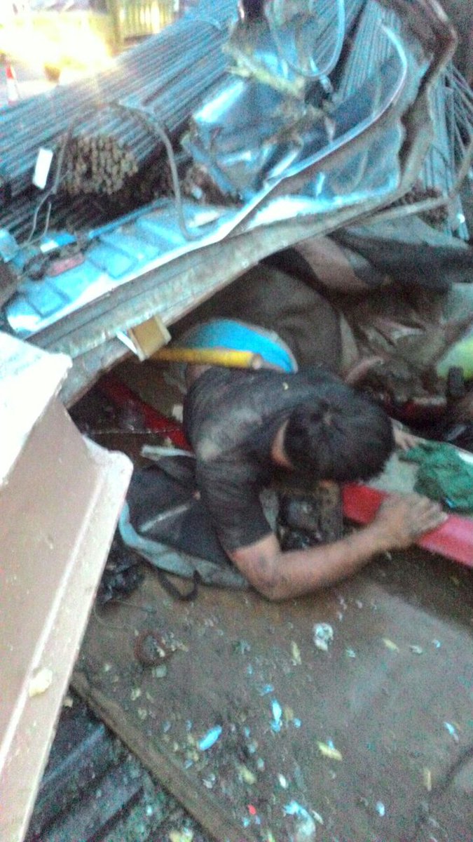 TOL JAKARTA-CIKAMPEK KM.26 arah cikampek, TRUK muat besi menabrak JPO, 1 korban luka2, lalin tersendat <a href="/lewatmana/">LewatMana.com</a> <a href="/TMCPoldaMetro/">TMC Polda Metro Jaya</a>