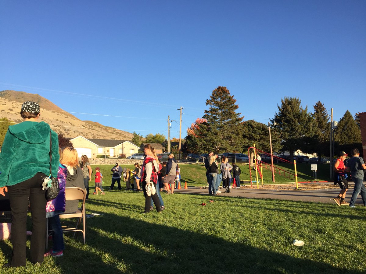VolleyballPG's tweet photo. Our girls had a blast volunteering at the Valley View Halloween carnival ! https://t.co/gTIL491Gbg