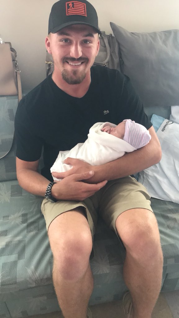 colLeenBack's tweet photo. Doesn’t get any cuter, welcome to the world baby girl! We love you, Finleigh Mae 💗🎀 #auntanduncle https://t.co/Ysz4SgCiIE