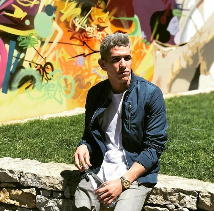 TeamLennyT_Arg's tweet photo. La riqueza trae a los amigos, La pobreza los selecciona 👥✌
LUNES DE NUEVO 😶😒
Pero a seguir escuchando #Será 😎🔥🔥
Buenas noches 💋😚
#Lenny https://t.co/9yTJtNaYWH