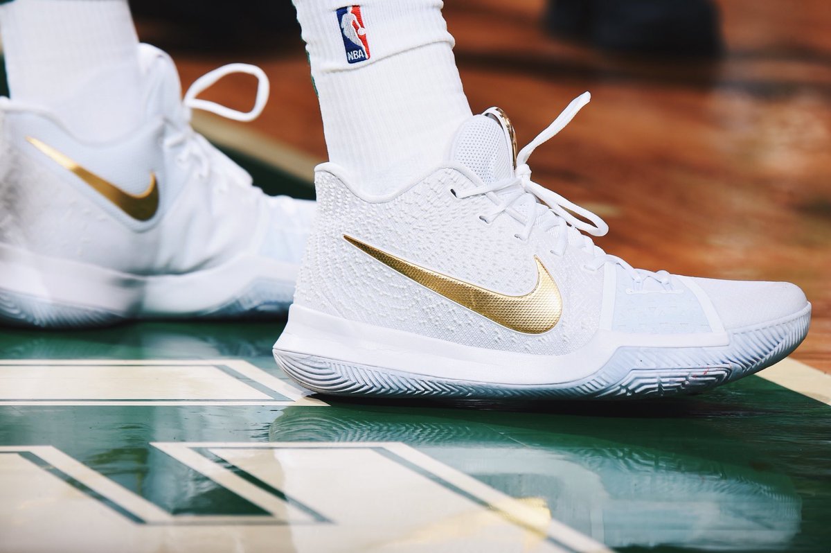 LegionHoops's tweet photo. Jayson Tatum is rocking the Nike Kyrie 3s tonight. 🔥 (h/t @br_kicks) https://t.co/T5SchmhFZw