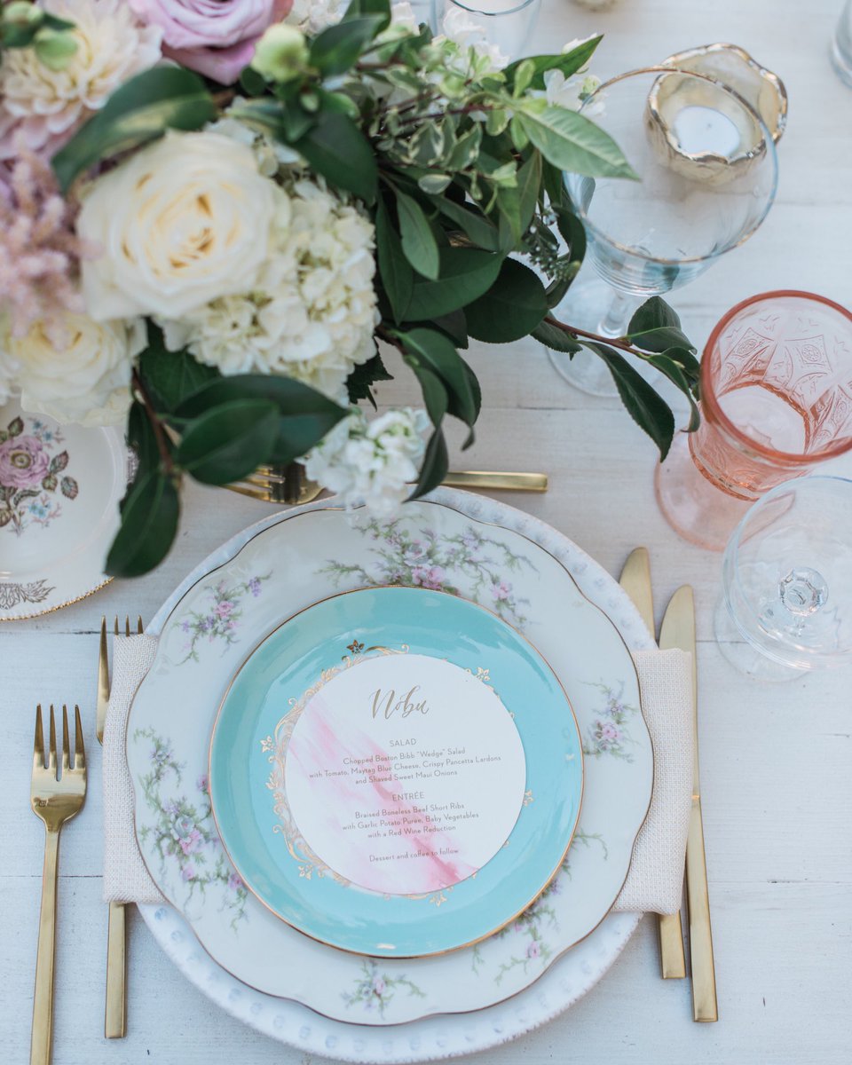 Let’s start the week off with a beautiful tabletop setting, elegant menu and gorgeous florals. 🍽💐