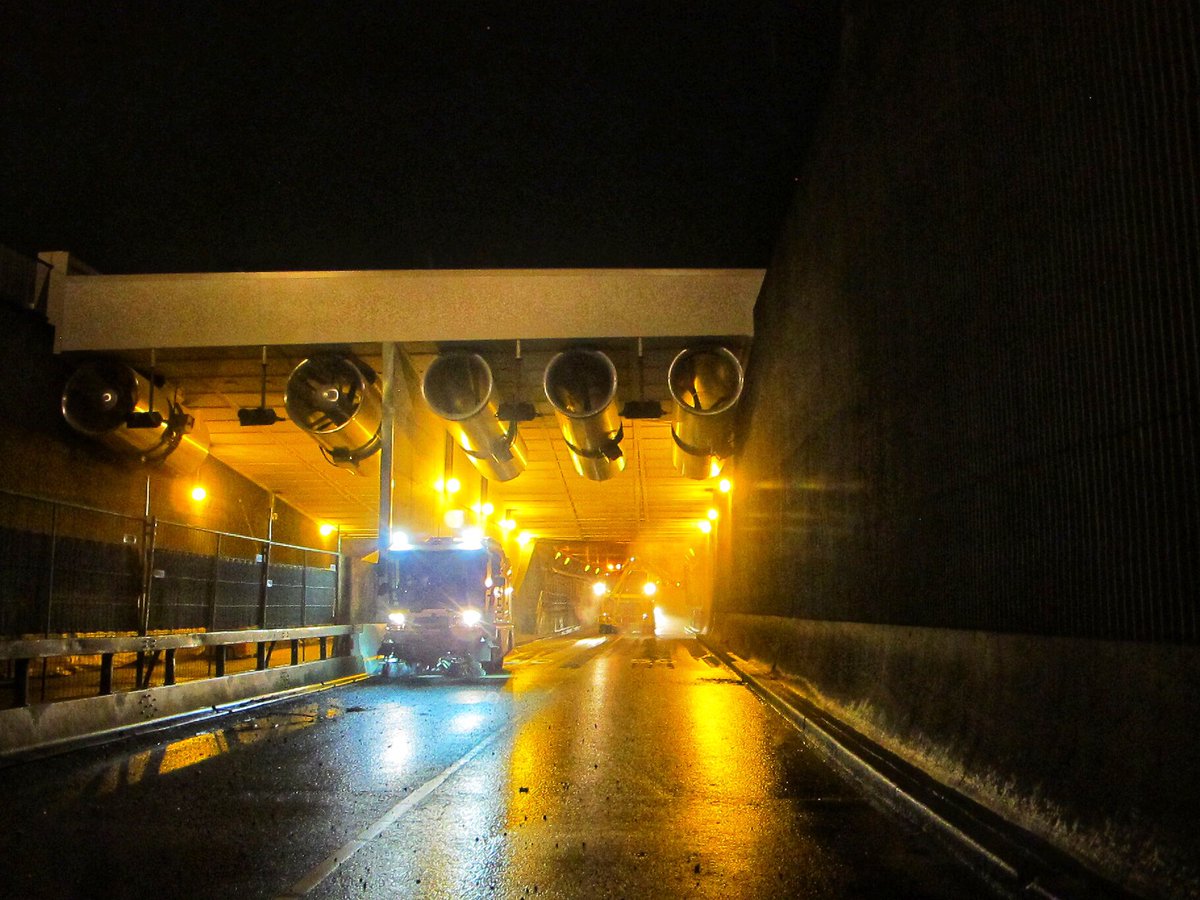 Ook maar weer eens een twietje...
Fijne samenwerking boenwagen aannemer en RAVO Schone Stad, Magis010 en Merford in de <a href="/maastunnel010/">Maastunnel010</a>.