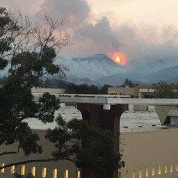 RobCorwin's tweet image. Flames in Skyline Park seen from the Pearl Street parking garage in Downtown Napa. #napafire