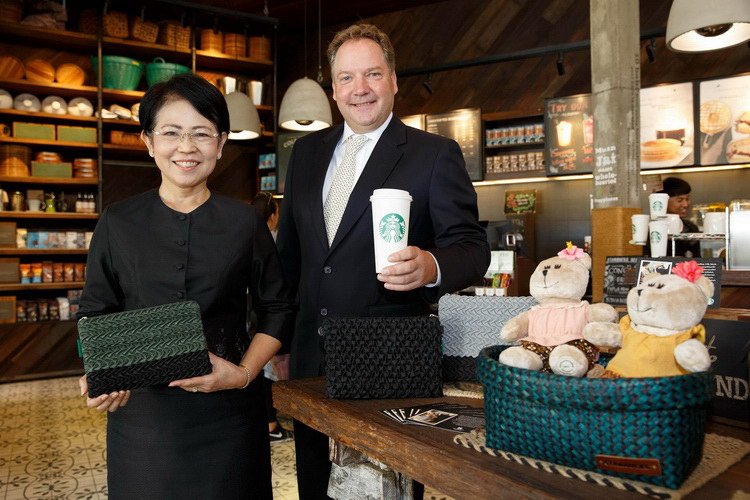 suaysaidaek's tweet photo. Starbucks x จักรสานไทย อันนี้ไอเดียเก๋ ศูนย์ส่งเสริมศิลปาชีพระหว่างประเทศ  สวยงามน่าไปจัดมาก https://t.co/Zw8ff9vBac