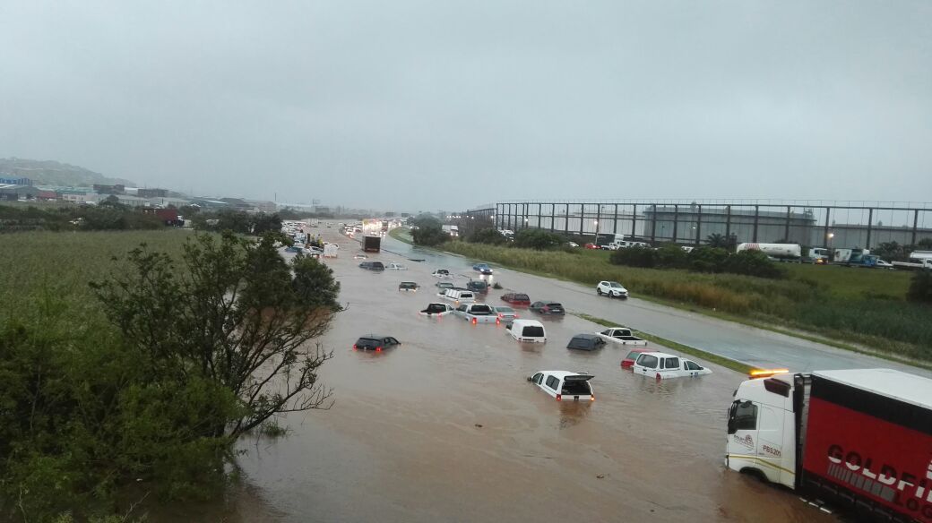 ecrtraffic's tweet photo. N2 near Old Airport (Oil Refinery). #DurbanStorm #KZNTraffic https://t.co/veSuz5xEyF