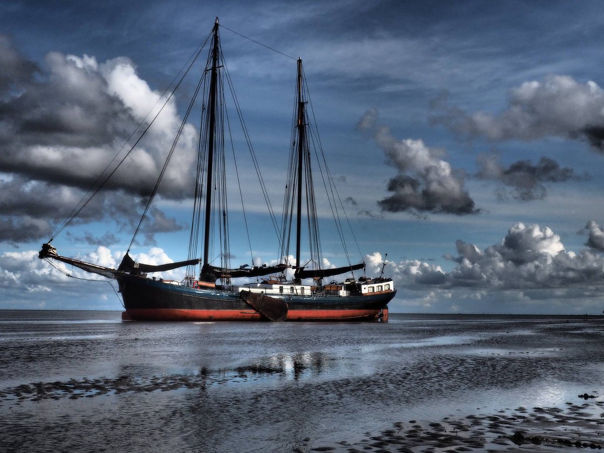 Droogvallen levert steevast mooie foto's op. Zeilklipper <a href="/zknoordvaarder/">Noordvaarder zeilreizen</a> laat nog even zien hoe het moet :) #RederijVooruit #zeilen #segeln